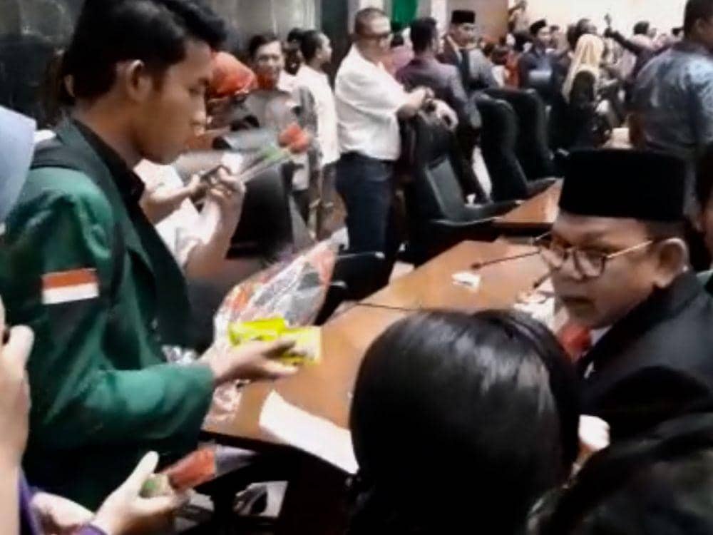 Unik! Usai Pelantikan Anggota DPRD Sumut Dapat Hadiah Obat Masuk Angin