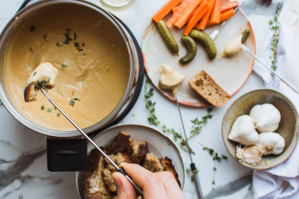 Ilustrasi cheese fondue (curryandlove.com)