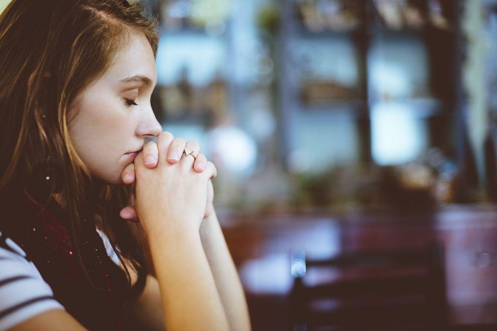 Ilustrasi perempuan merenung dan berdoa (pixabay.com/Pexels)