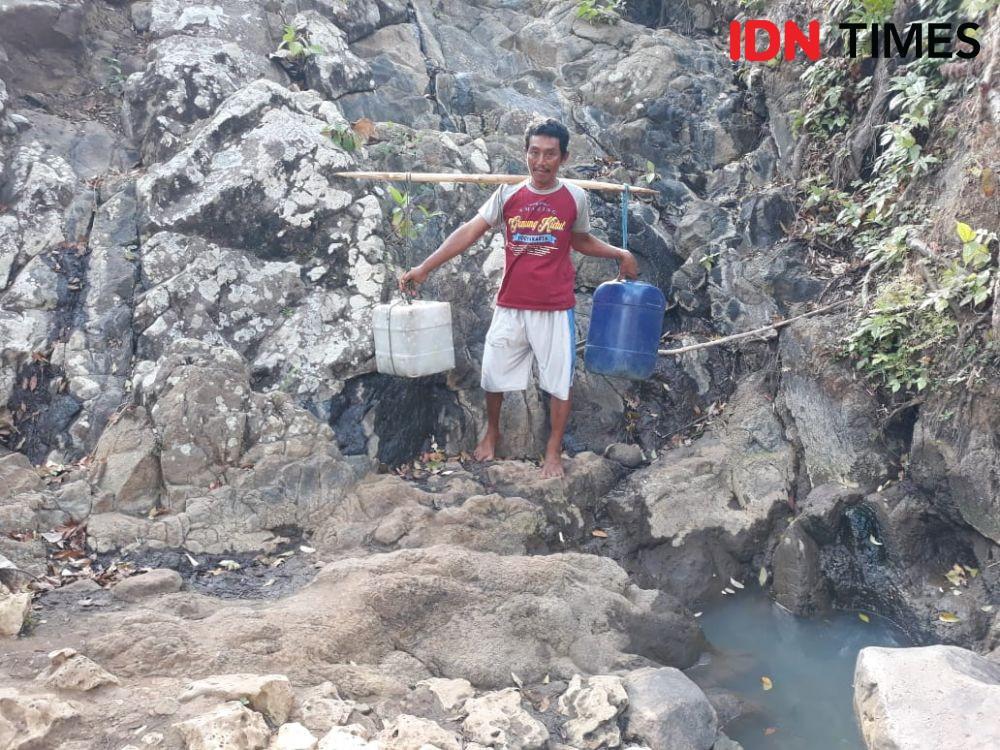 Kekeringan, Warga Gunungkidul Ambil Rembesan Air dari Pohon Beringin