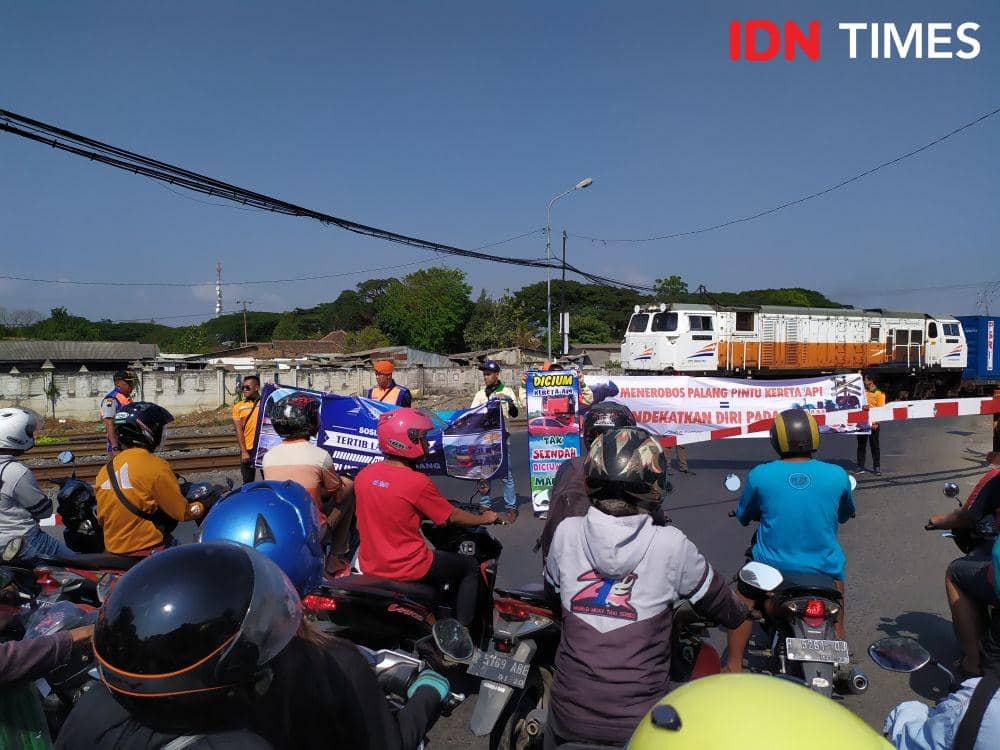 Banyak yang Nekat Menerobos, PT KAI Sosialisasi di Perlintasan KA