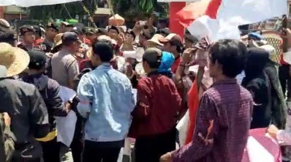 Harga Tembakau Murah, Petani Geruduk Kantor Pemkab Sumenep