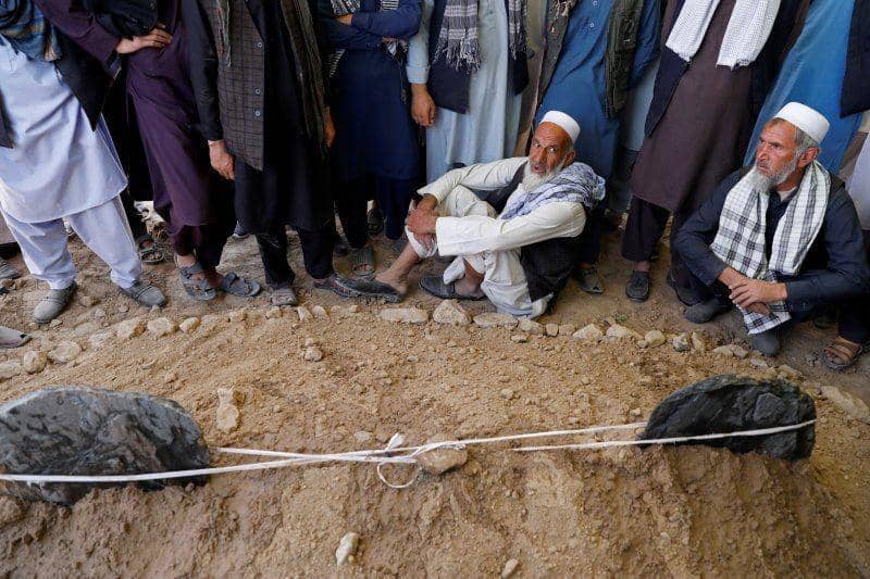 Belasan pria menghadiri upacara pemakaman korban ledakan di aula pernikahan di Kabul, Afganistan pada 18 Agustus 2019. ANTARA FOTO/REUTERS/Mohammad Ismail