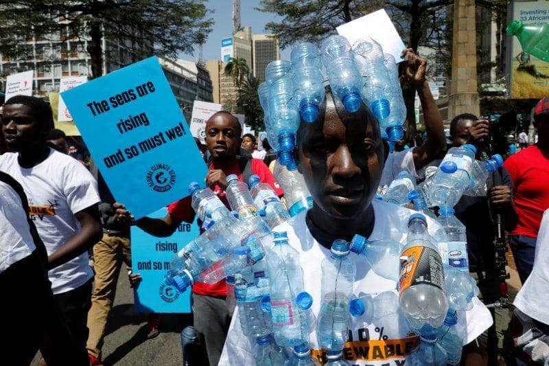 Seorang aktivis peduli lingkungan membawa poster saat ia berpartisipasi dalam protes mogok iklim menuntut aksi atas perubahan iklim, di Nairobi, Kenya, pada 20 September 2019. ANTARA FOTO/REUTERS/Baz Ratner