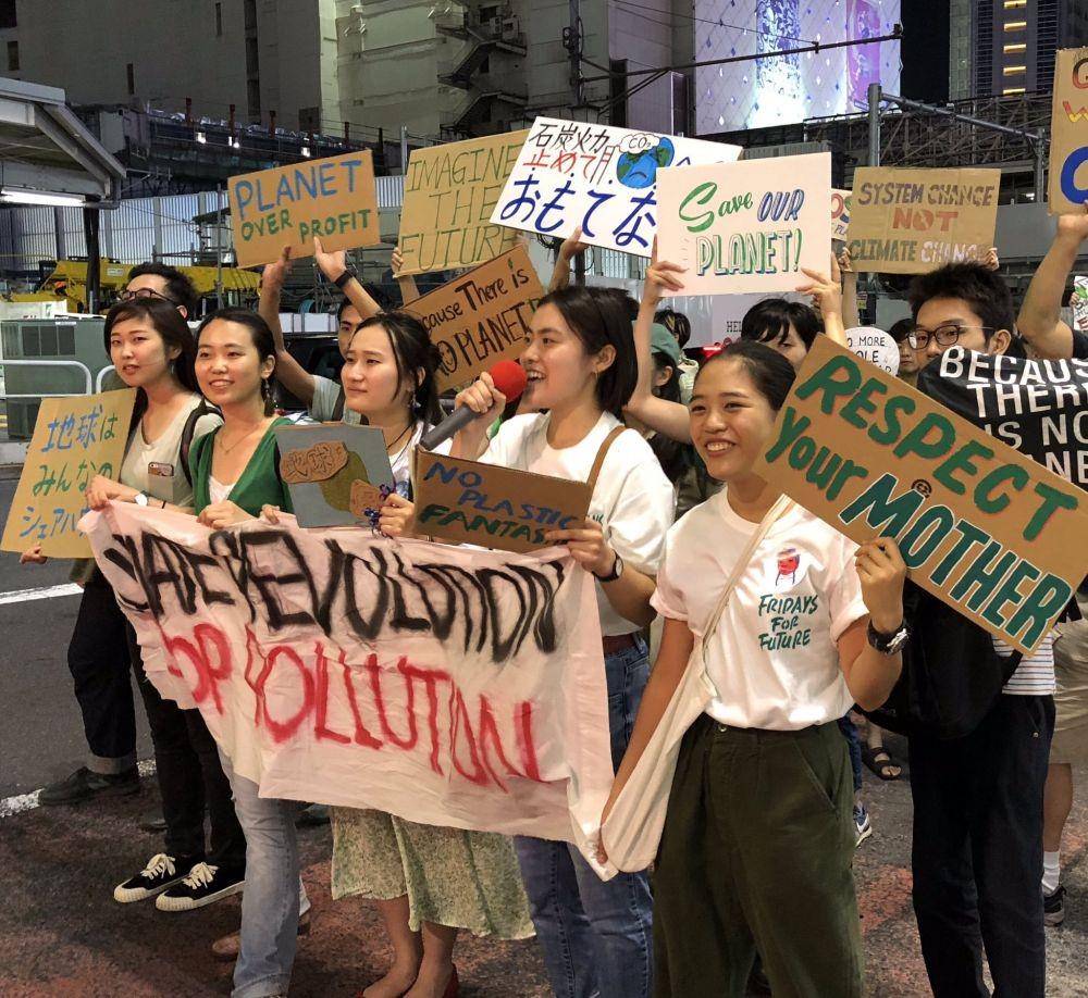Anak-anak muda di Tokyo, Jepang, menggelar aksi #ClimateStrike pada 20 September 2019. twitter.com/GreenpeaceJP