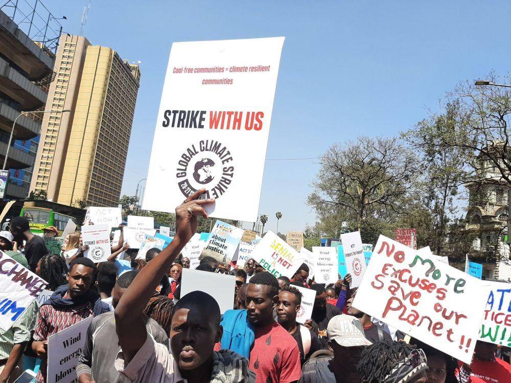 Para pemuda di Kenya turun ke jalan untuk menggelar aksi #ClimateStrike di Nairobi pada 20 September 2019. twitter.com/decoalonize