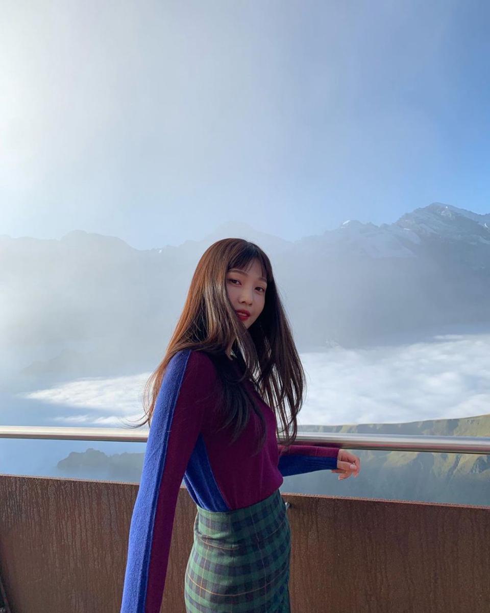 Selalu Memesona, 10 Potret Liburan Joy Red Velvet di Swiss