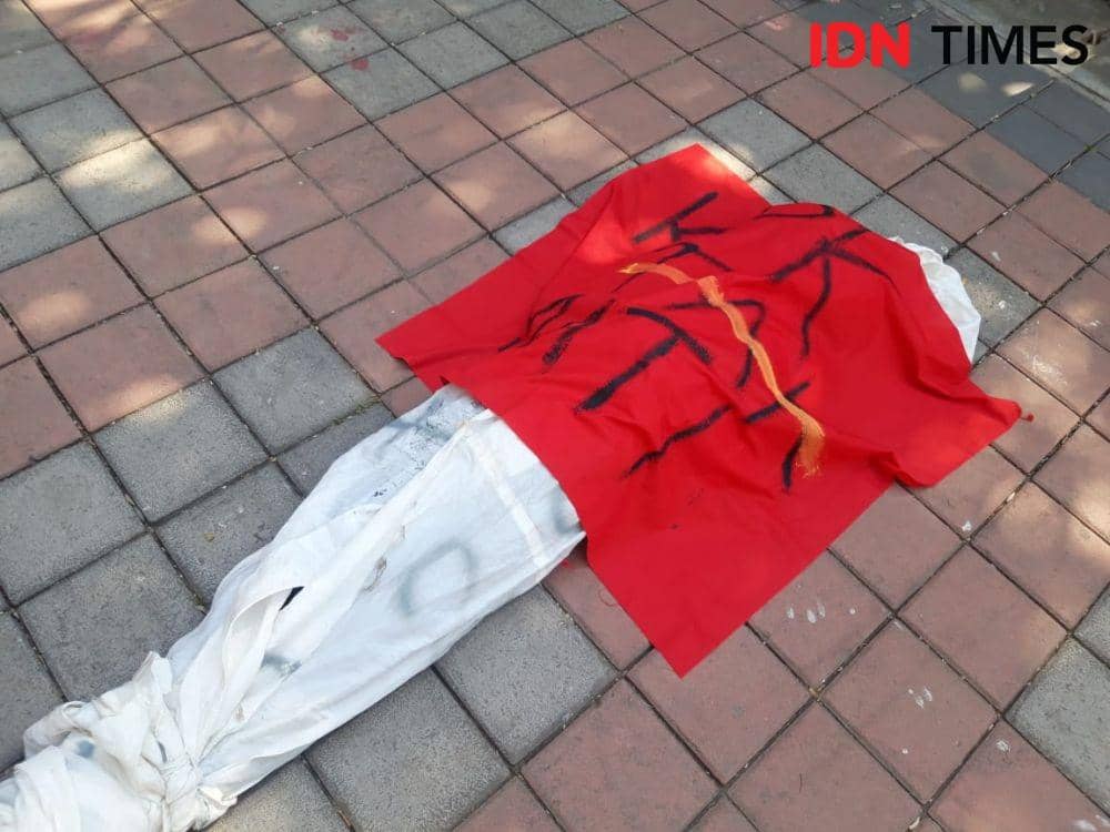 Bawa Pocong, Mahasiswa dan Dosen Unair Tolak Revisi UU KPK