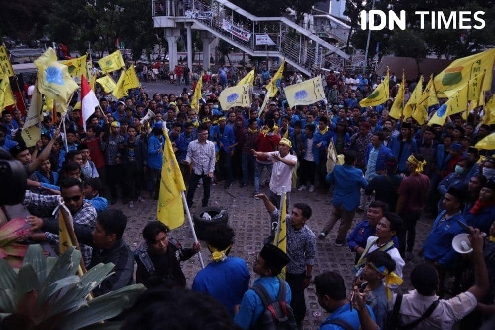 [FOTO] Aksi Demo Berakhir Ricuh, Kaca Gedung KPK Dilempari Telur