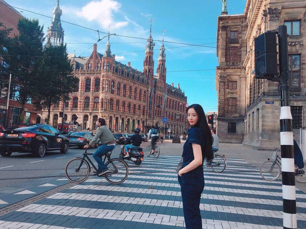 Kerja Rasa Liburan, 10 Potret Seru Lee Da Hee Saat di Amsterdam