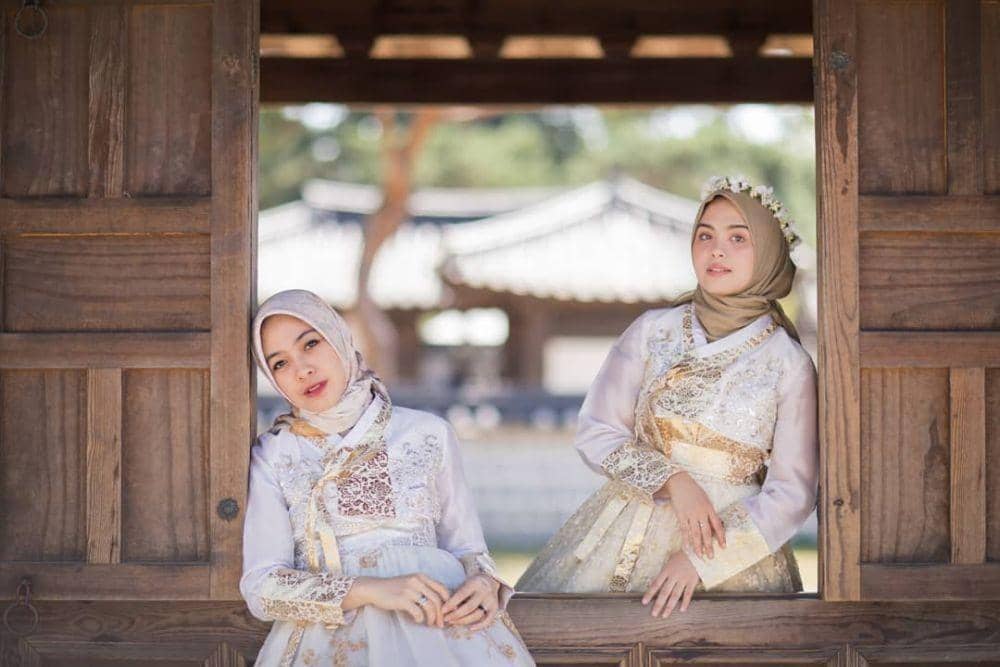 10 Momen Liburan Dian Ayu & Vebby Palwinta ke Korsel, Friendship Goals