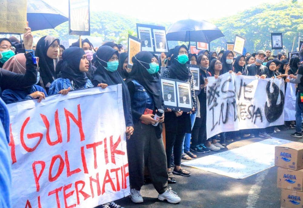 Tolak UU KPK, Ratusan Massa Gelar Aksi di Depan DPRD Kota Malang