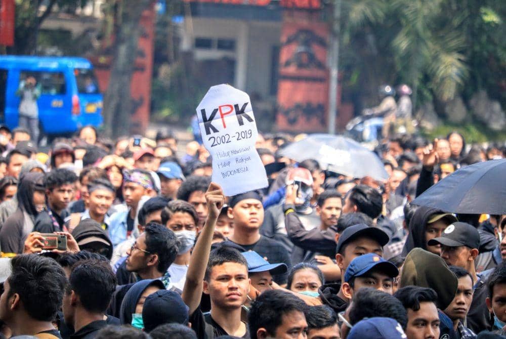 Tutup Separuh Jalan, Massa di Malang Serukan Penolakan Beberapa RUU
