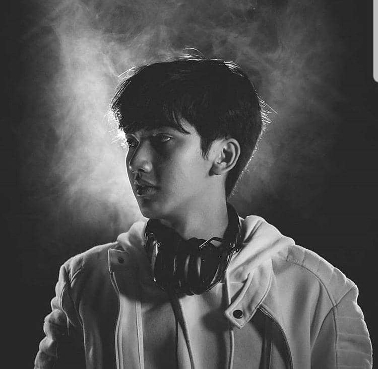 Gak Cuma Akting, 5 Bakat Ini Bukti Ari Irham Multitalented!