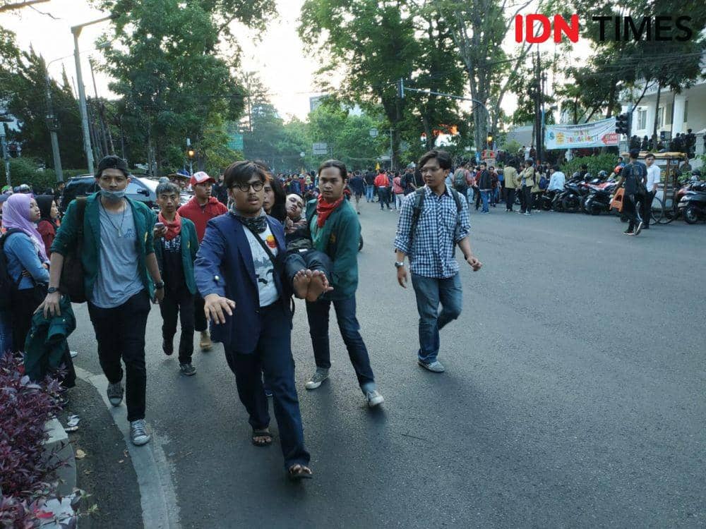 Dipentung Polisi, Mahasiswa Bandung Dibopong Temannya