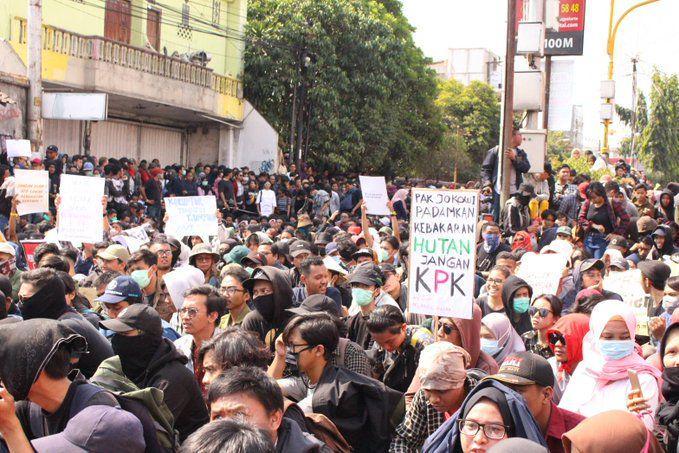 10 Poster Unik saat Aksi Gejayan Memanggil di Sleman, Yogyakarta