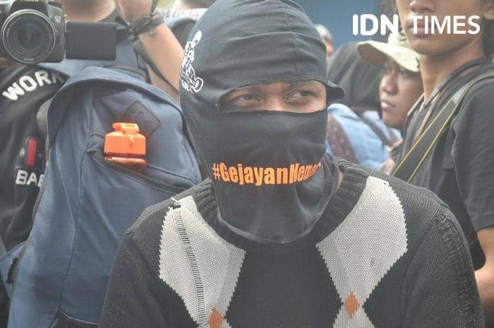 [FOTO] #GejayanMemanggil, Mengusung Keranda hingga Memungut Sampah