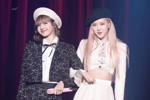 Friendship Goals, 10 Potret Kedekatan Rose dan Lisa BLACKPINK