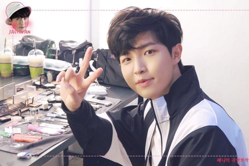 Apresiasi Fans, Ini 11 Momen Kim Jaehwan Pakai Hadiah dari Penggemar