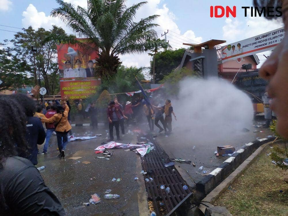 [BREAKING] Aksi Penolakan Revisi UU KPK dan KUHP di Kaltim Ricuh