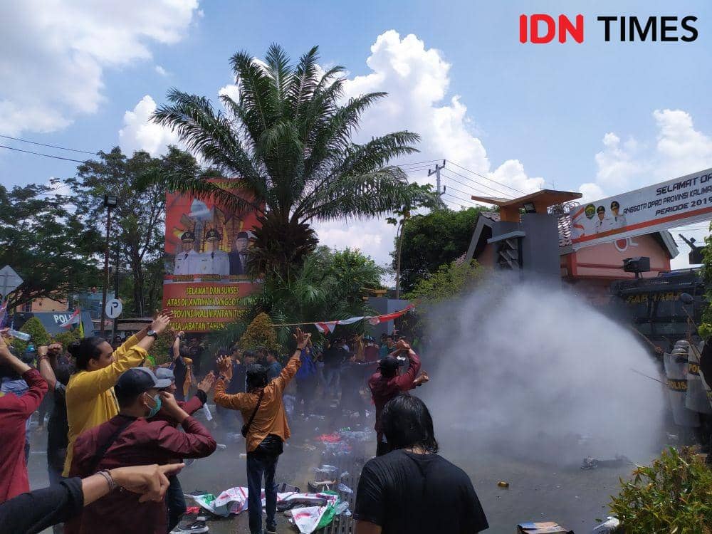 7 Potret Sisi Lain dari Demontrasi yang Berakhir Ricuh di DPRD Kaltim