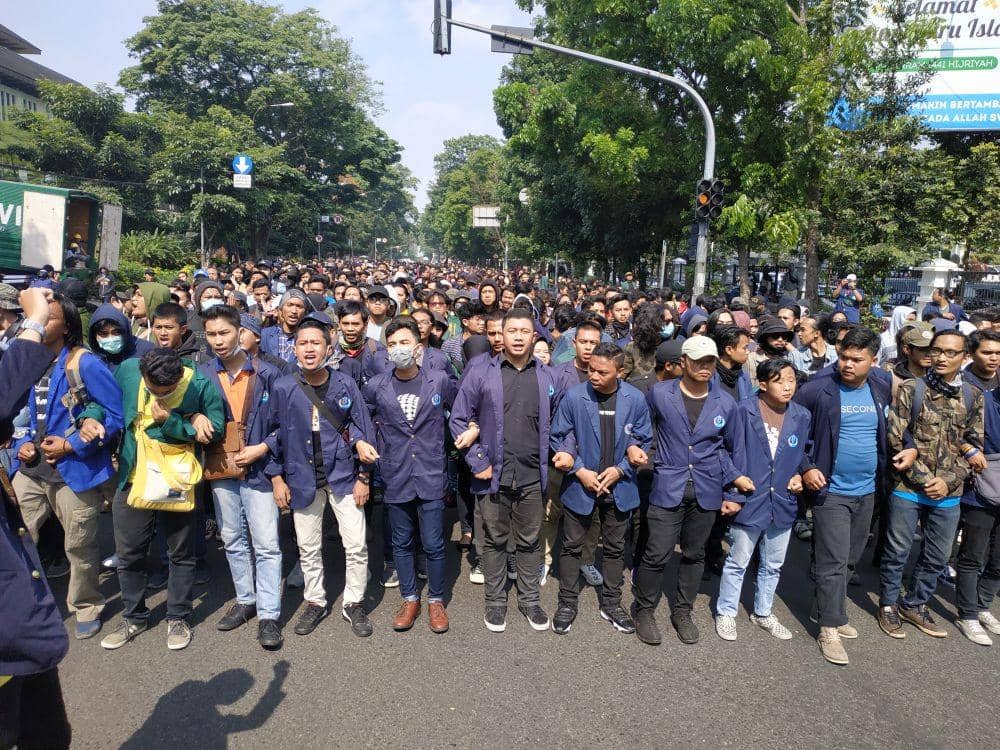 [BREAKING] Ribuan Mahasiswa Aksi di Depan Gedung DPRD Jabar