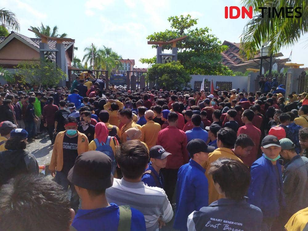 Demo di DPRD Kaltim Berakhir Ricuh, Mahasiswa dan Polisi Terluka