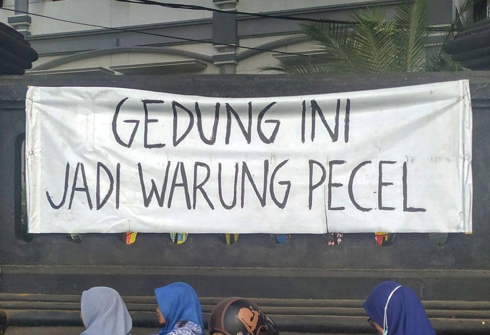 Lucu, 5 Foto Cara Unik Massa Menyampaikan Tuntutan di Kota Malang