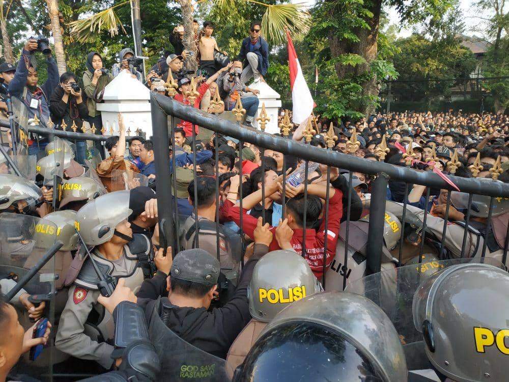 Demo di Gedung DPRD Jabar, Mahasiswa Bandung dan Aparat Bentrok