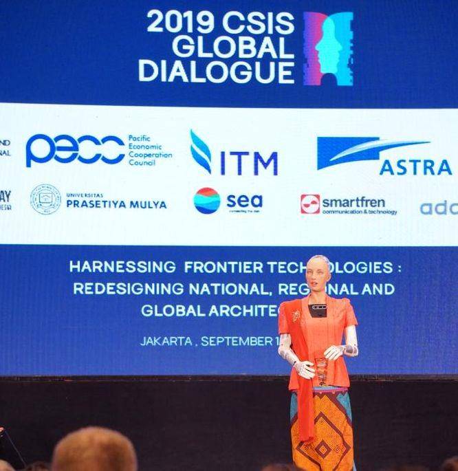 (Robot Sosial Sophia) CSIS/Tober Hasudungan