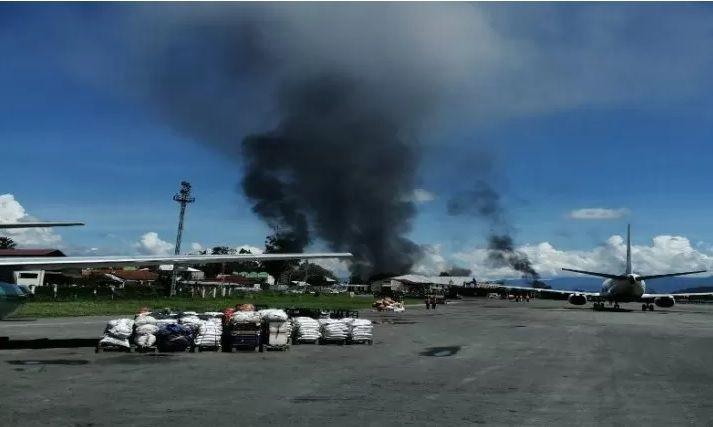 [BREAKING] Demonstrasi di Wamena Rusuh, Bandara Ditutup