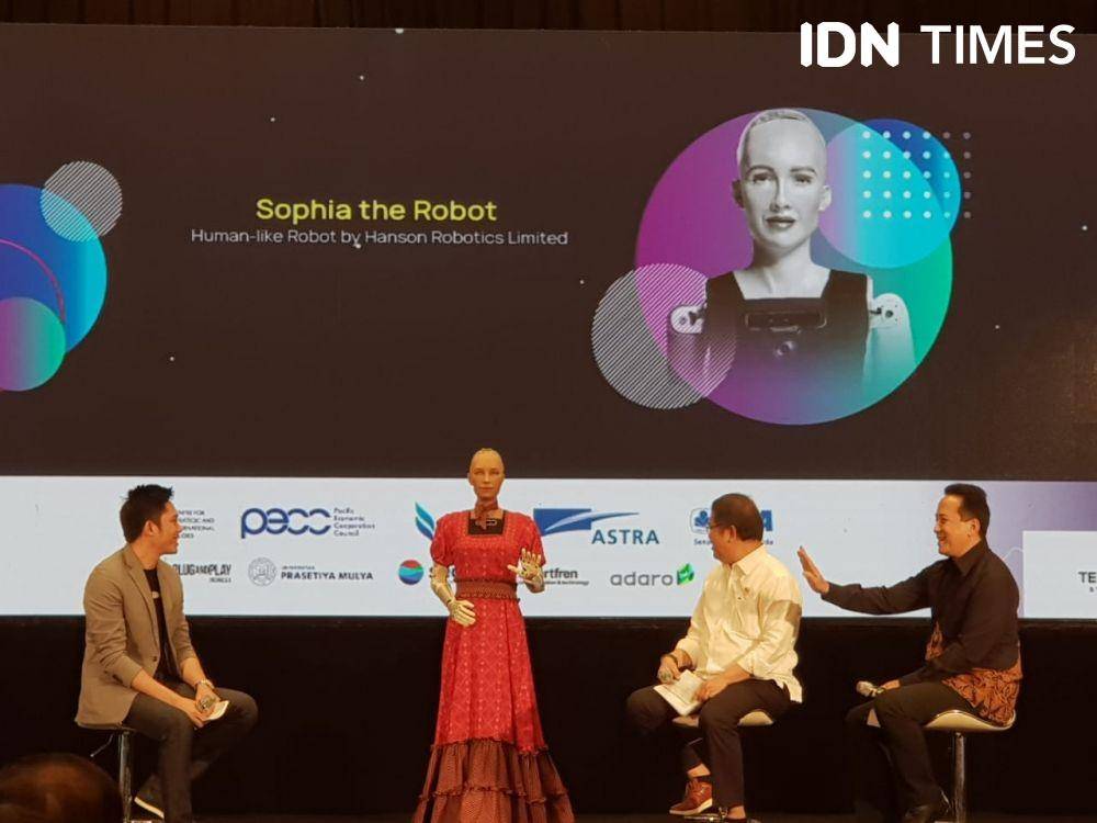 (Robot sosial Sophia tengah berdialog dengan Menkominfo Rudiantara) IDN Times/Santi Dewi