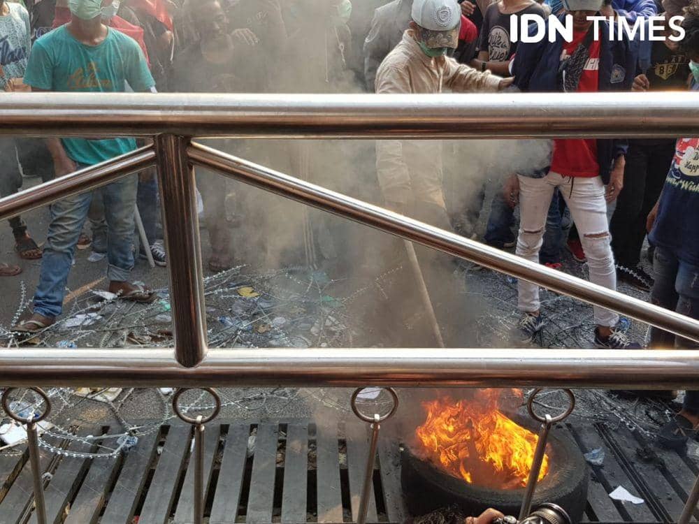 (Massa yang berunjuk rasa di depan gedung KPK membakar ban) IDN Times/Santi Dewi