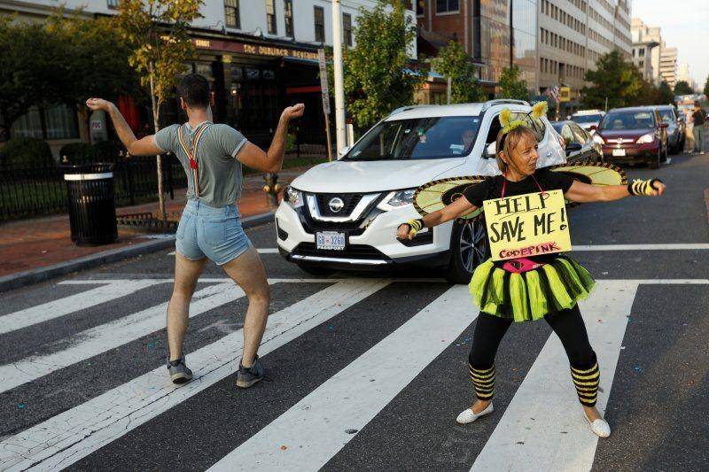 Aktivis Code Pink menghalangi lalu lintas di ibukota Amerika Serikat menuntut tindakan nyata oleh politisi Amerika Serikat untuk mengatasi perubahan iklim di Washington, Amerika Serikat, pada 23 September 2019. ANTARA FOTO/REUTERS/Kevin Lamarque