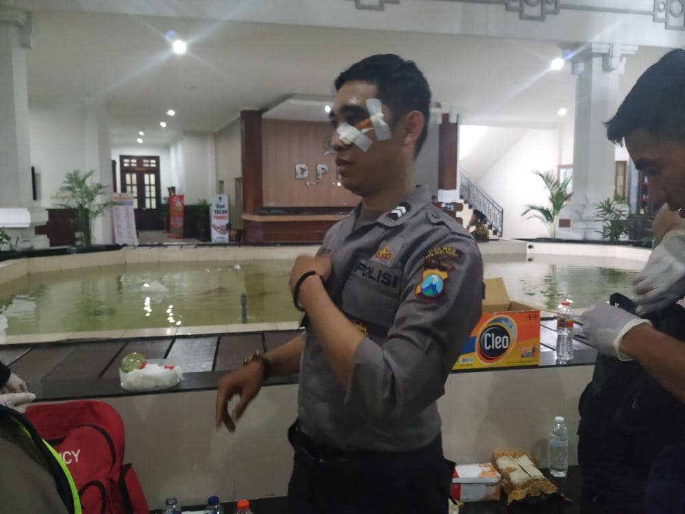 Brigadir Nabil Terkena Lemparan Saat Amankan Unjuk Rasa di Malang