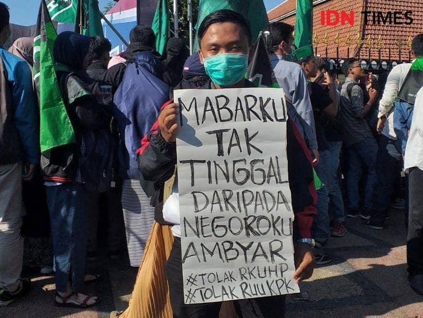 Deretan Poster HMI Surabaya Saat Demo, "Mabar Ditinggal Demi Negara"