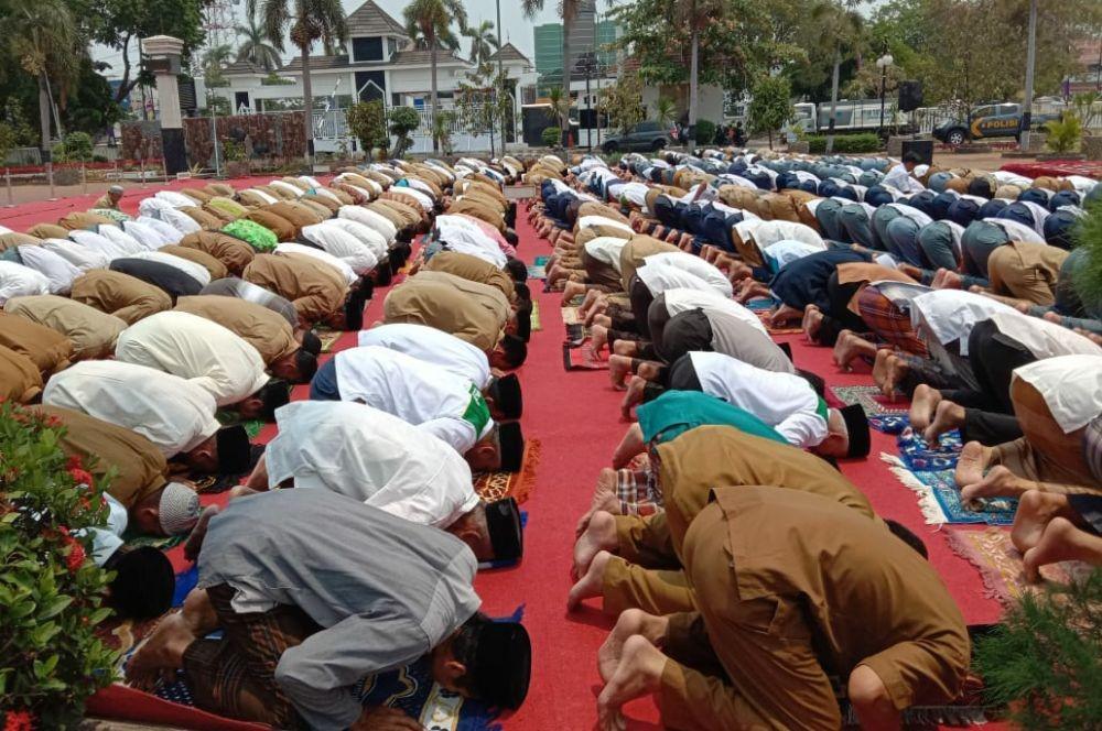Kekeringan Landa 7 Kecamatan, ASN Karawang Gelar Salat Minta Hujan