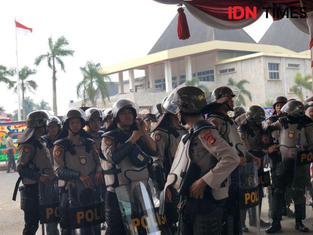 Mahasiswa Unjuk Rasa, Anggota DPRD Sumsel Masuk dari Pintu Belakang