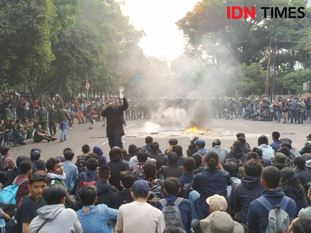 [FOTO] Usai Ricuh, Begini Suasana Demonstrasi Mahasiswa di Bandung