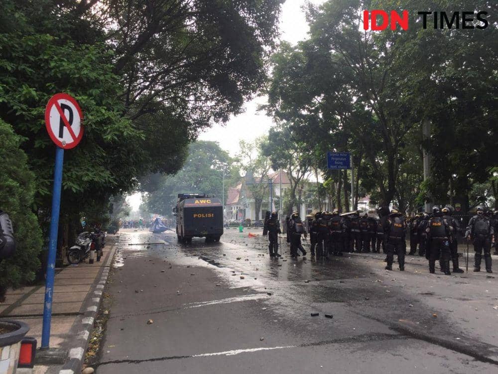 Ricuh Demo di DPRD Sumut, Sejumlah Massa Ditangkap & Polisi Terluka