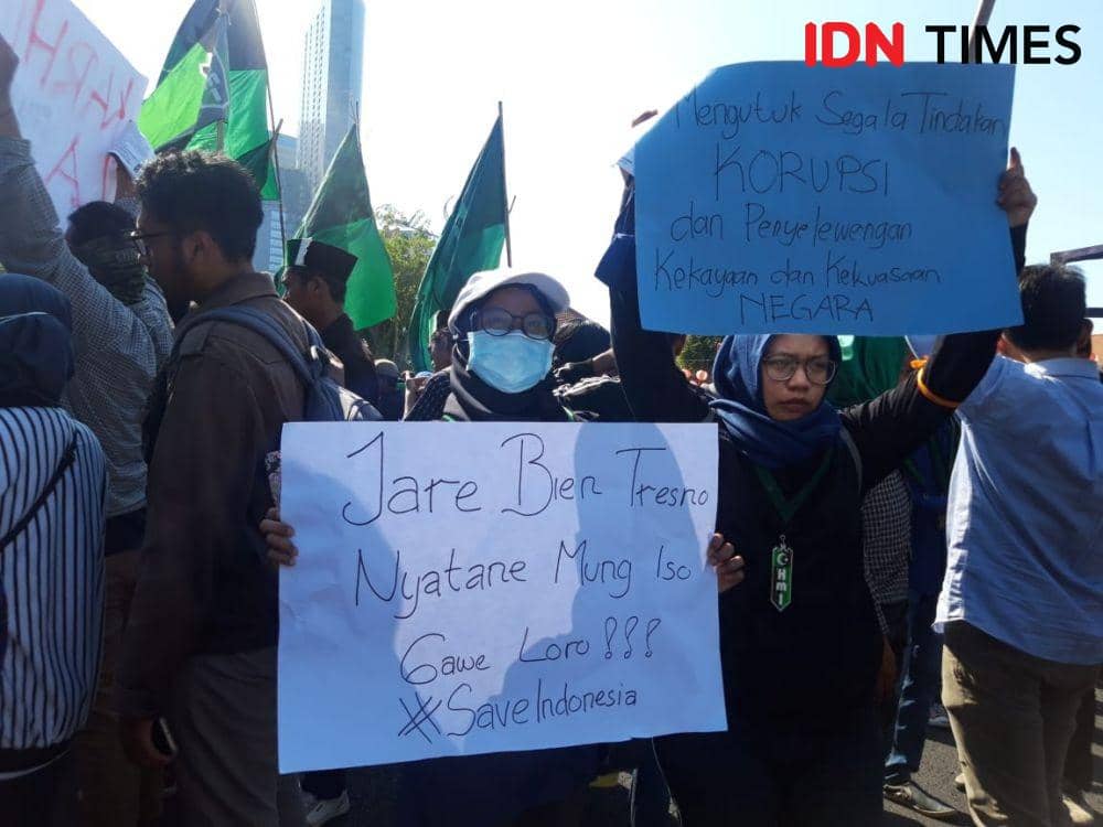 Gelar Aksi di Depan Grahadi, HMI Cabang Surabaya Suarakan 9 Tuntutan