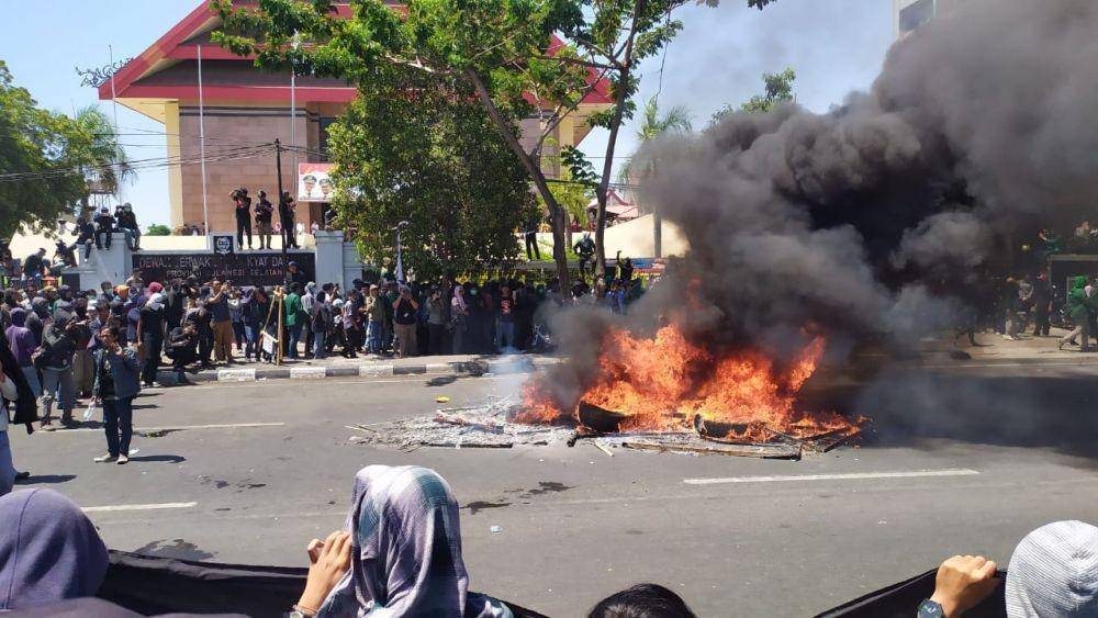 Ilustrasi. Demonstrasi mahasiswa di depan gedung DPRD Sulsel. (IDN Times/Aan Pranata)