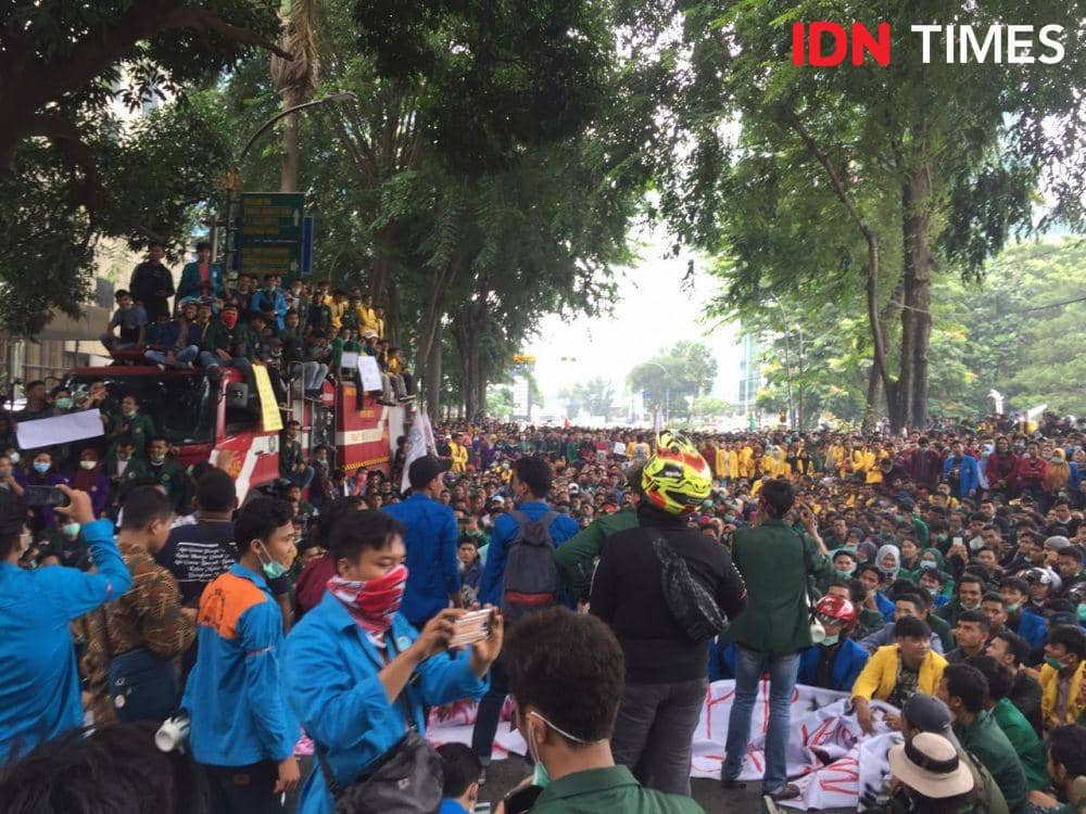 [BREAKING] Situasi Memanas, Mahasiswa Desak Masuk ke DPRD Sumut