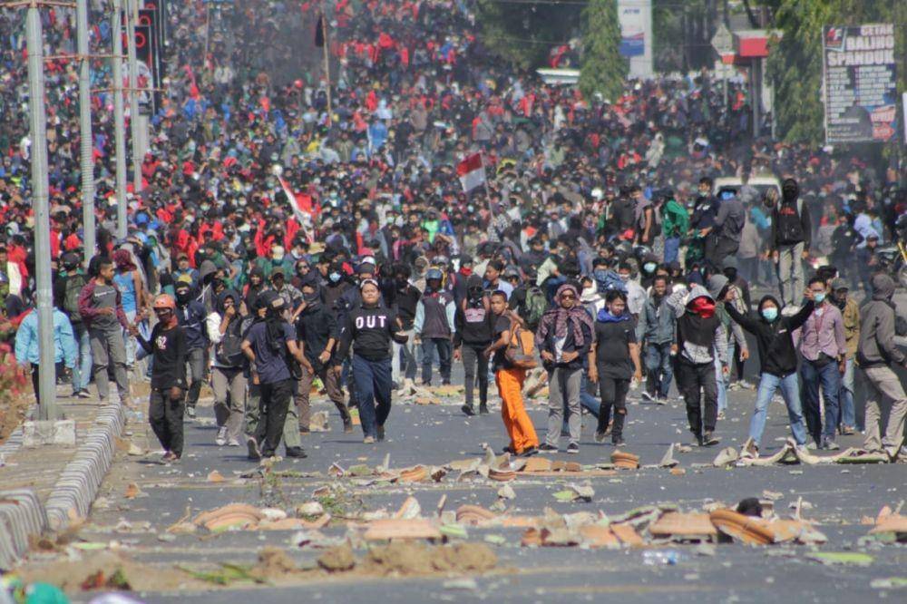 Demonstran Kembali Datangi DPRD Sulsel dengan Massa Lebih Besar