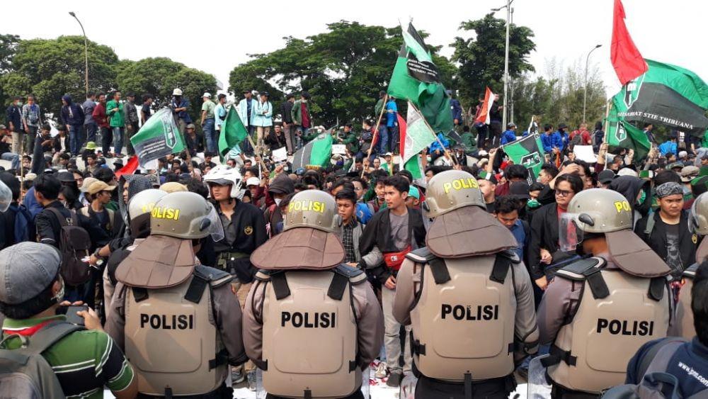 Terpapar Gas Air Mata di DPR, Sejumlah Polisi Muntah-Muntah