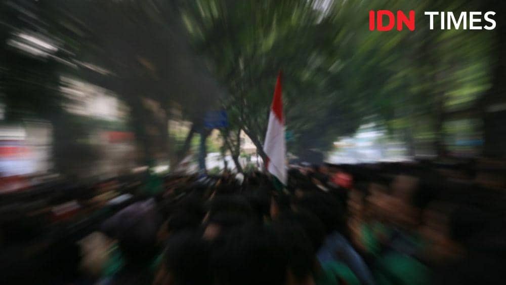 [BREAKING] Kericuhan Pecah di DPRD Sumut, Massa Lempari Batu