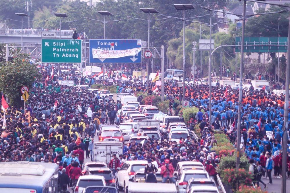 Mahasiswa Paksa Masuk Gedung DPR, Polisi Semprotkan Water Cannon