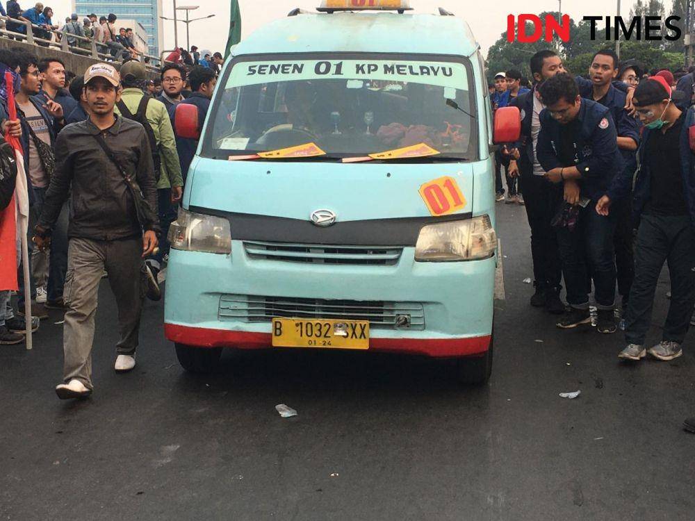 Aksi Heroik Sopir Angkot Evakuasi Mahasiswa Cedera saat Demo di DPR