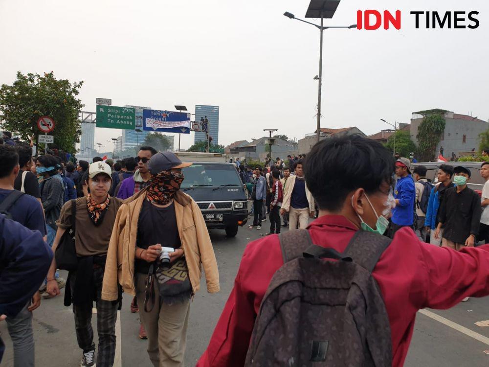 Blokir Tol Depan DPR RI, Mahasiswa Buka Jalan Mobil yang Melintas