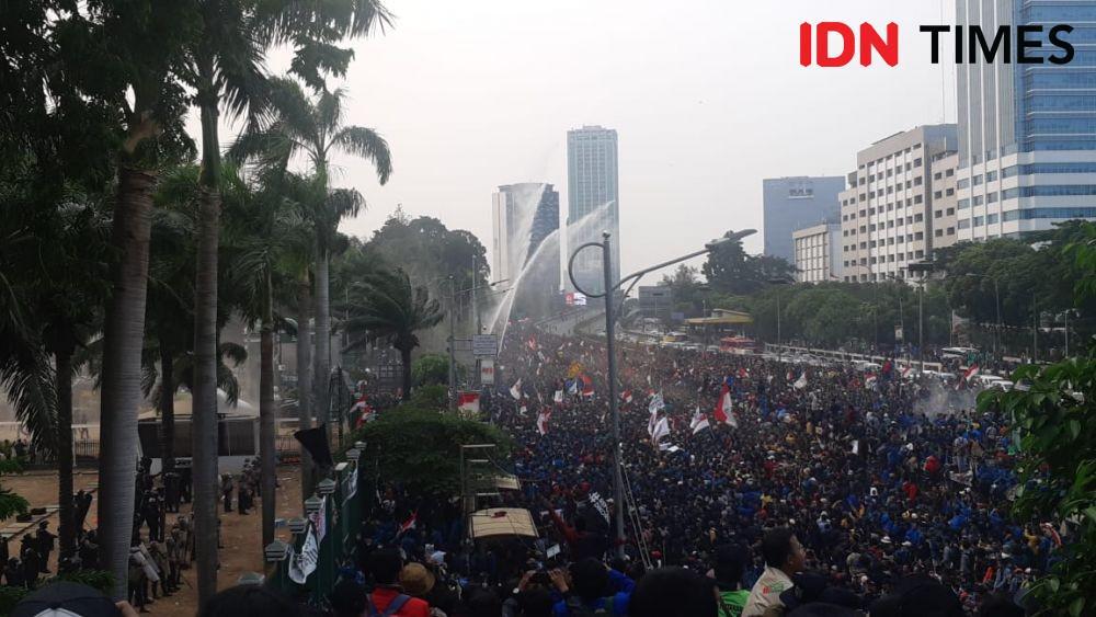 Tiba di Stasiun Palmerah, Ratusan Mahasiswa Susul Aksi di Depan DPR